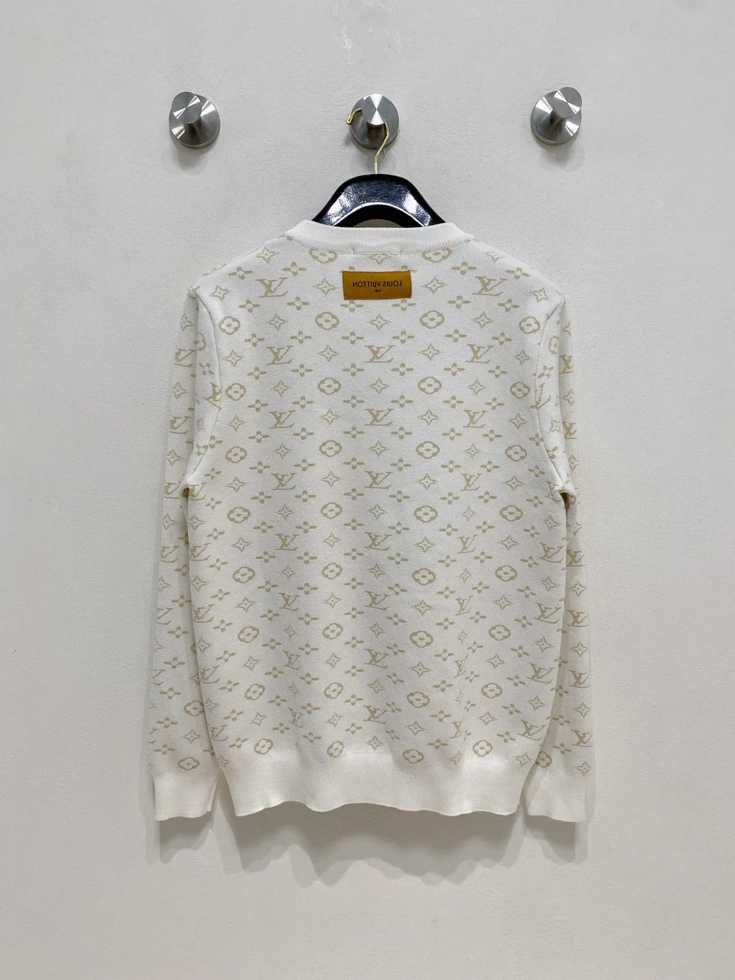 🅿️440 [LV Louis Vuitton] Autumn and winter classic lapel sweater, in full condition! ! ! Wool blended fabric, the latest model in 2025, golden ratio! ! Slim-fitting soft gold, versatile and practical item, the combination and practicality are extremely powerful, simple and elegant, and classy! To create your own style, it is highly recommended to buy it in two colors. The standard slim fit tailoring process is suitable for both young and old men. It is knitted from wool and will not cause any discomfort! While keeping warm, it is stylish, textured and wearable, and the classic logo with contrasting colors on the chest feels in place! ! Recommended for regular customers! ! Size M-3XL (maximum wear: 190 pounds)